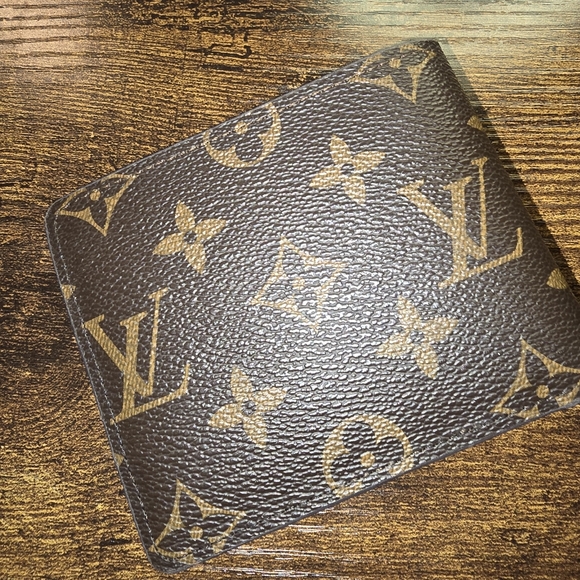 EUC Louis Vuitton mens bi fold wallet - Picture 2 of 10